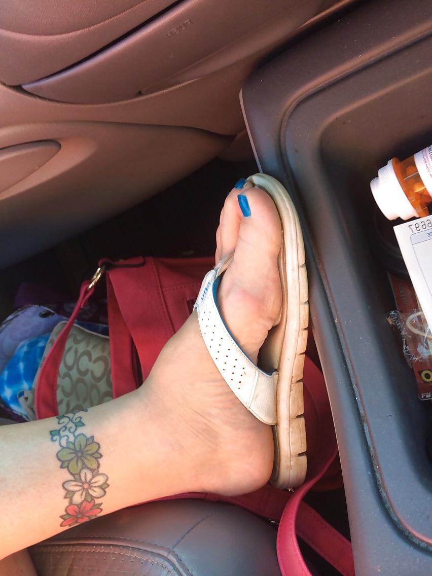 13P Wifes toes in pink and blue