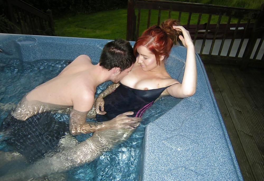 25P Couple fuck in jacuzzi in a swimsuit