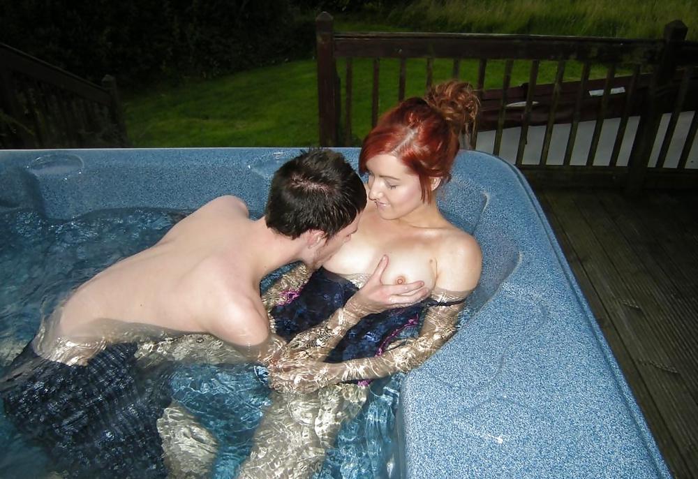 25P Couple fuck in jacuzzi in a swimsuit