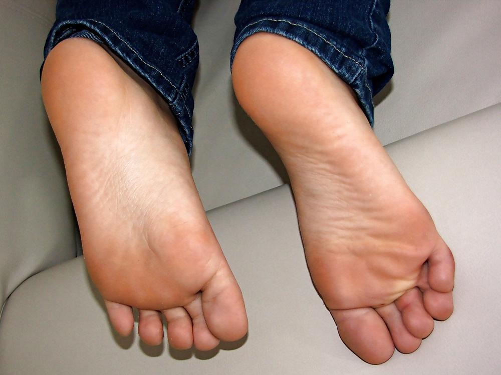 23P FOOT FETISH - GINI III