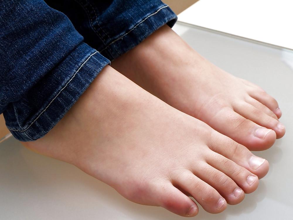 23P FOOT FETISH - GINI III