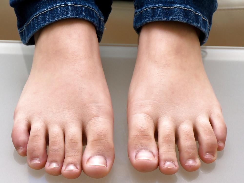 23P FOOT FETISH - GINI III