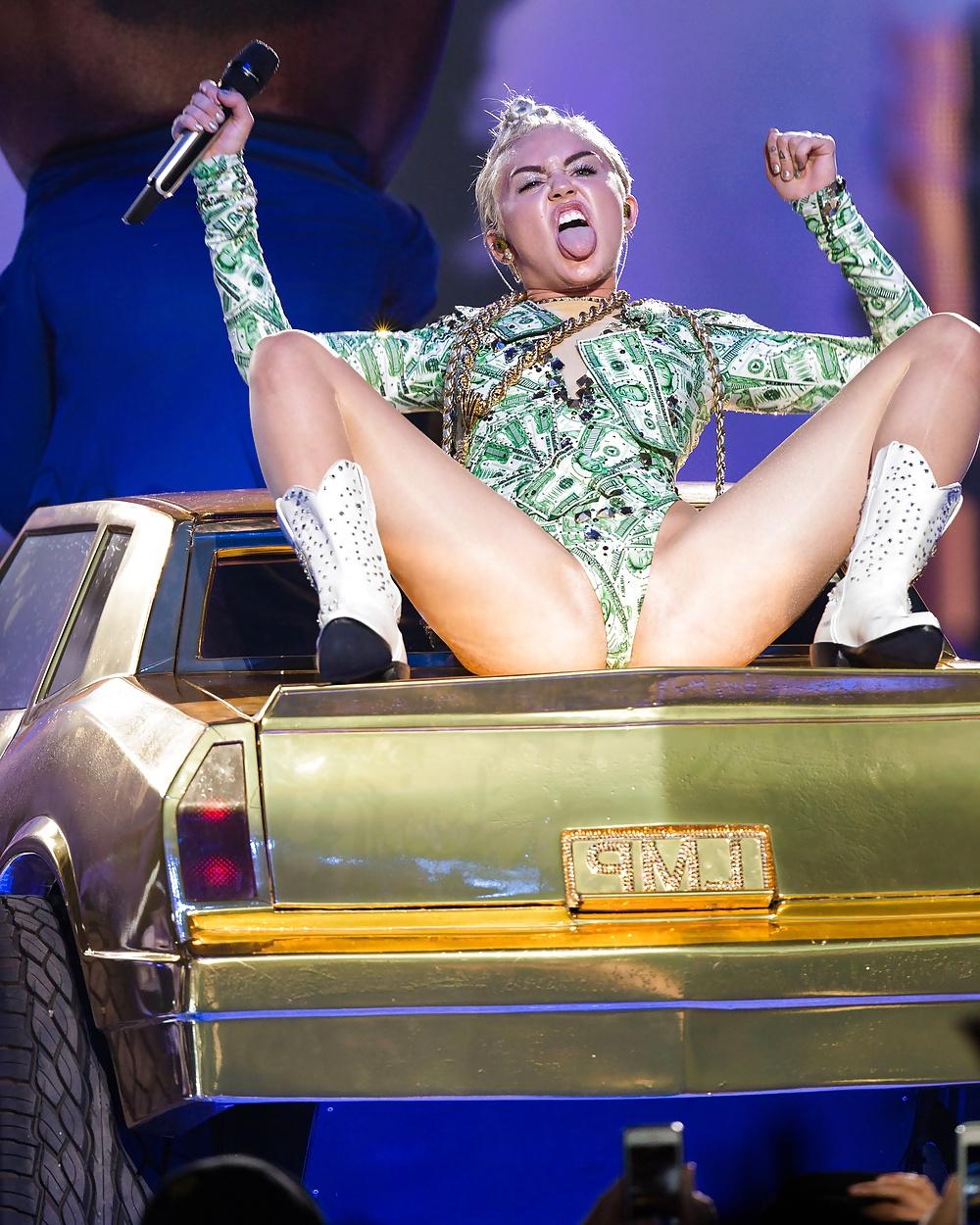 15P Miley Cyrus - This dirty Slut needs a Hard Fuck !!!