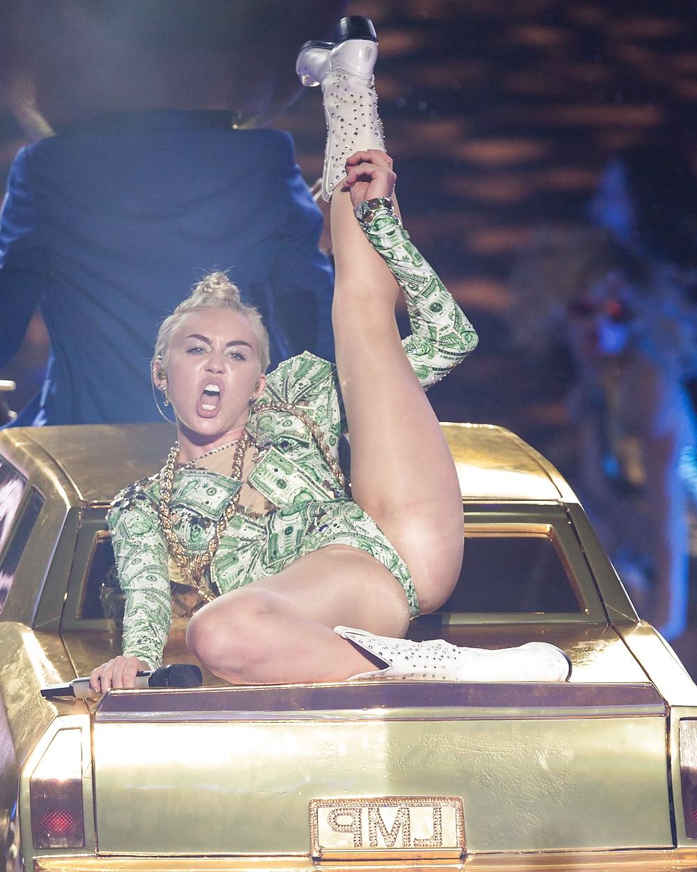 15P Miley Cyrus - This dirty Slut needs a Hard Fuck !!!