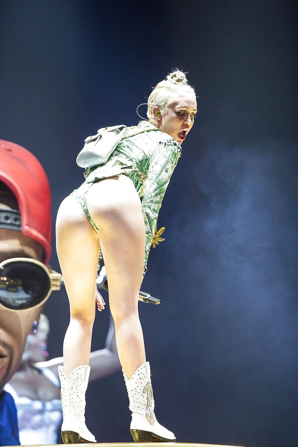 15P Miley Cyrus - This dirty Slut needs a Hard Fuck !!!
