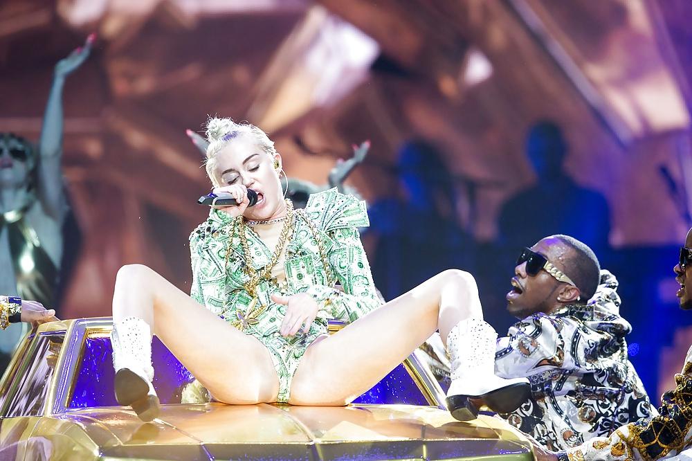 15P Miley Cyrus - This dirty Slut needs a Hard Fuck !!!