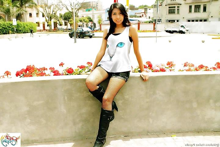 25P Sexy cosplays latinas en pantimedias - pantyhose