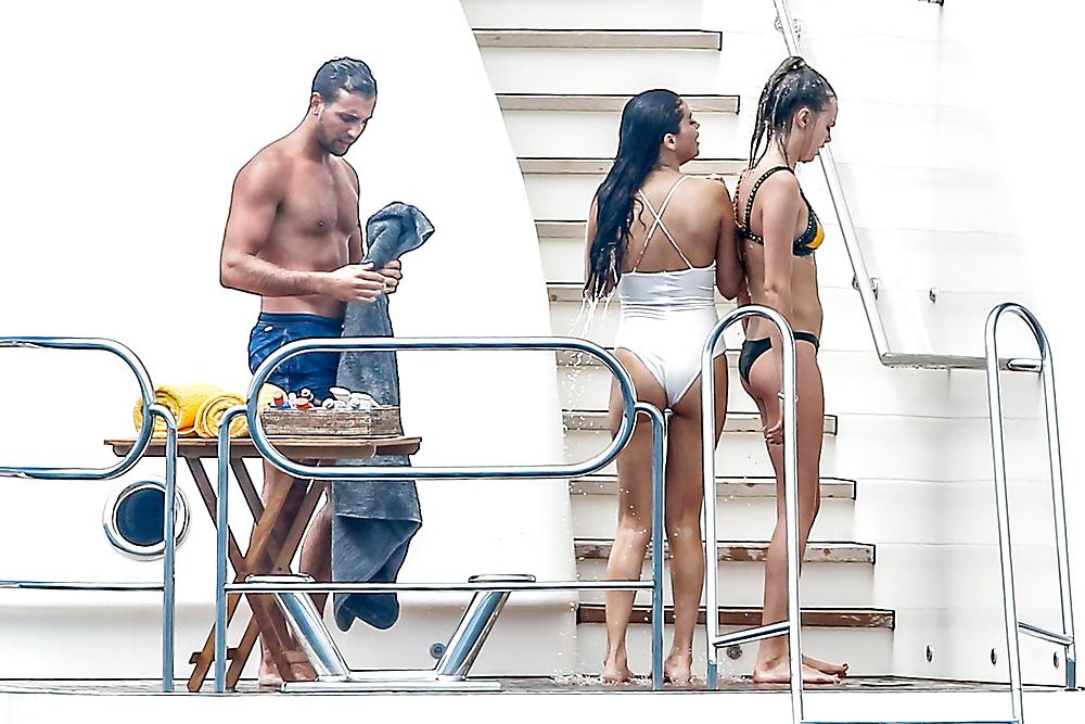 14P Selena Gomez - sexy swimsuit ass