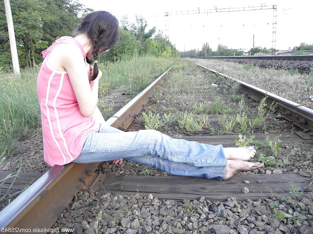 25P Railway dirty feet