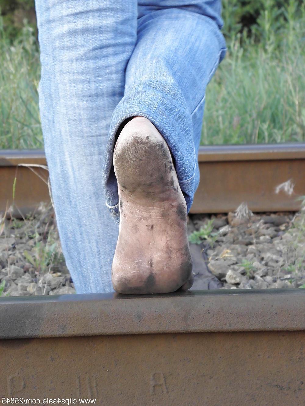 25P Railway dirty feet