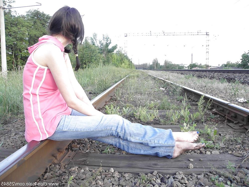 25P Railway dirty feet