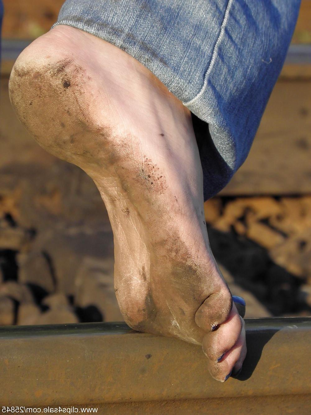 25P Railway dirty feet
