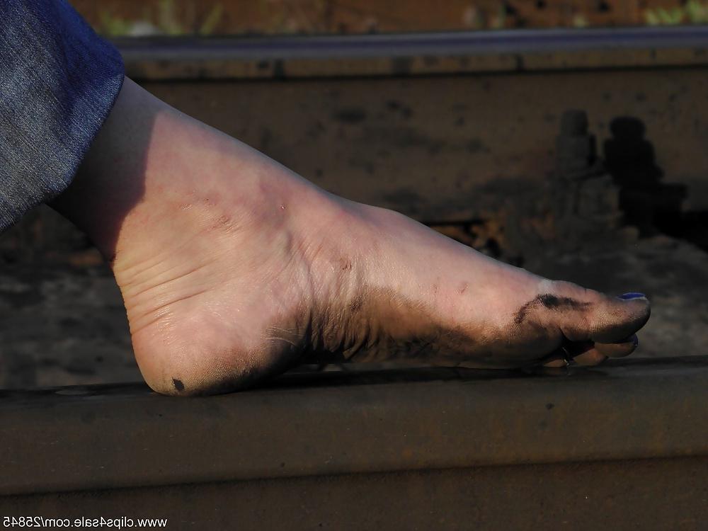 25P Railway dirty feet