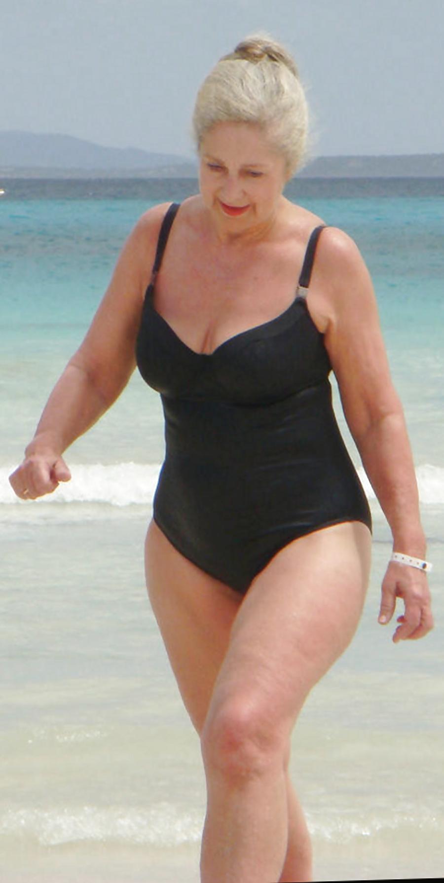 25P Swimsuit milfs