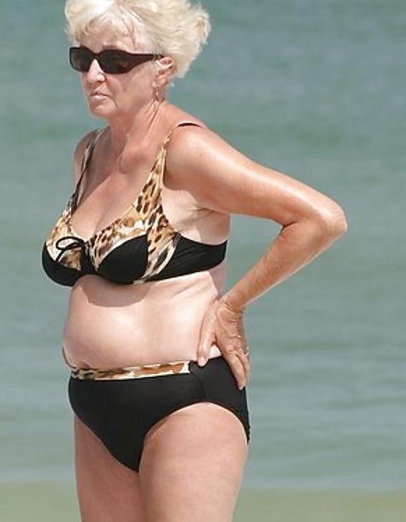 25P Swimsuit milfs