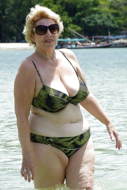 25P Swimsuit milfs