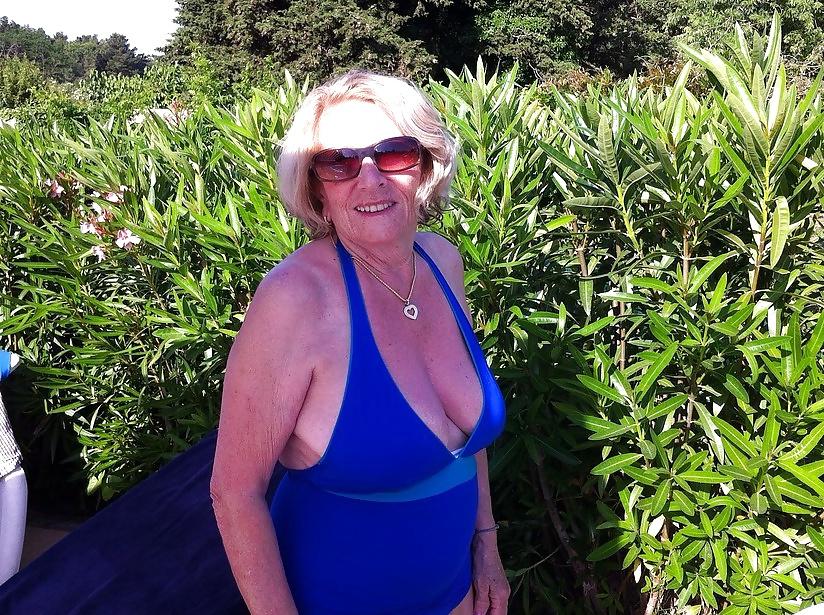25P Swimsuit milfs