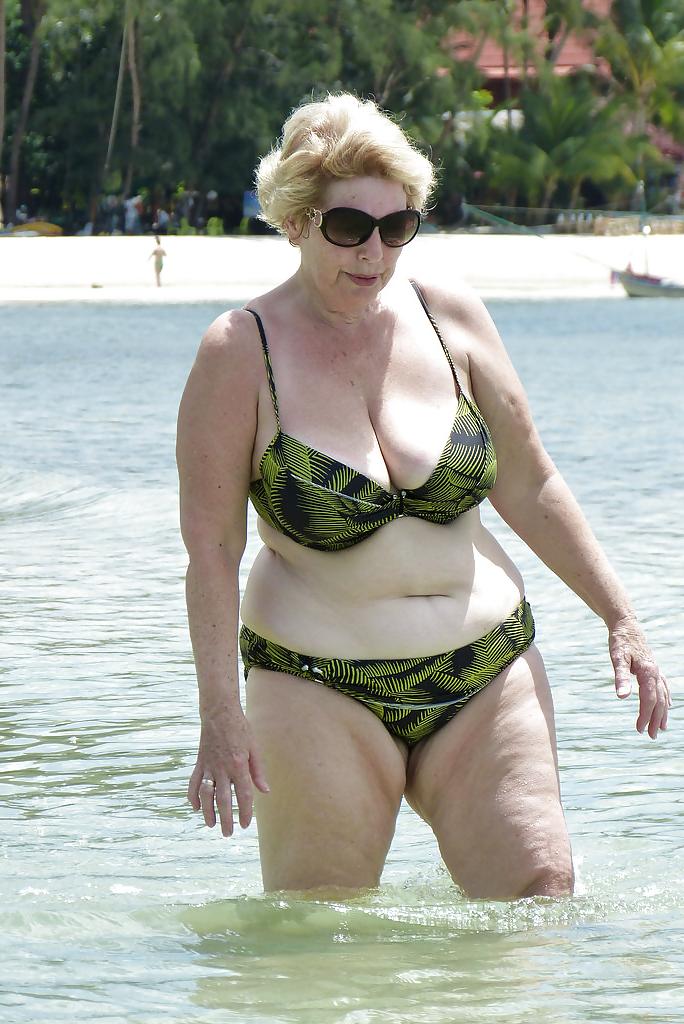 25P Swimsuit milfs
