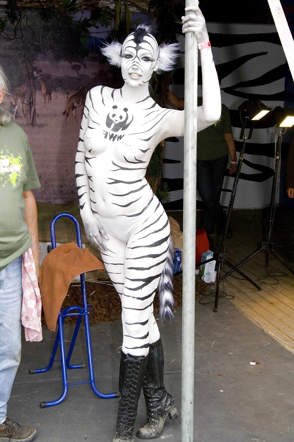 25P Girls with body paint