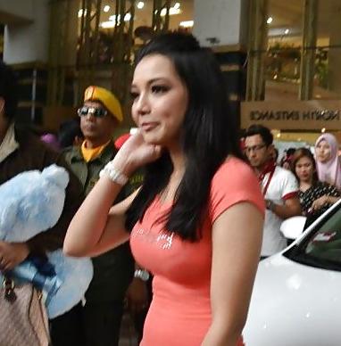 13P Neelofa pakai baju ketat baik punya