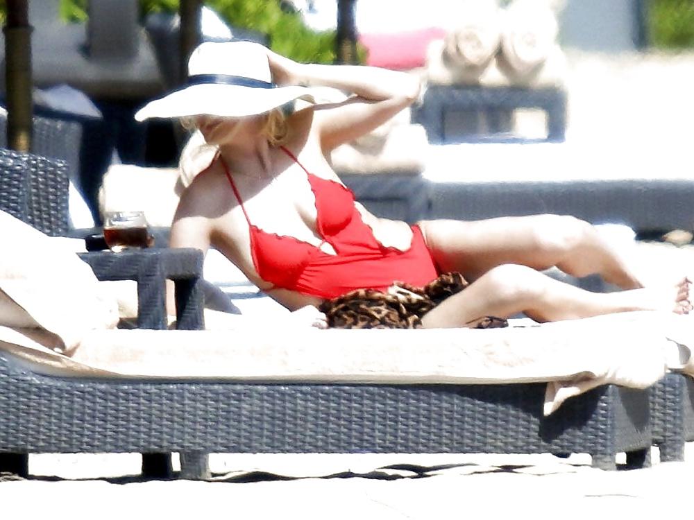 7P Ashlee Simpson new swimsuit pics