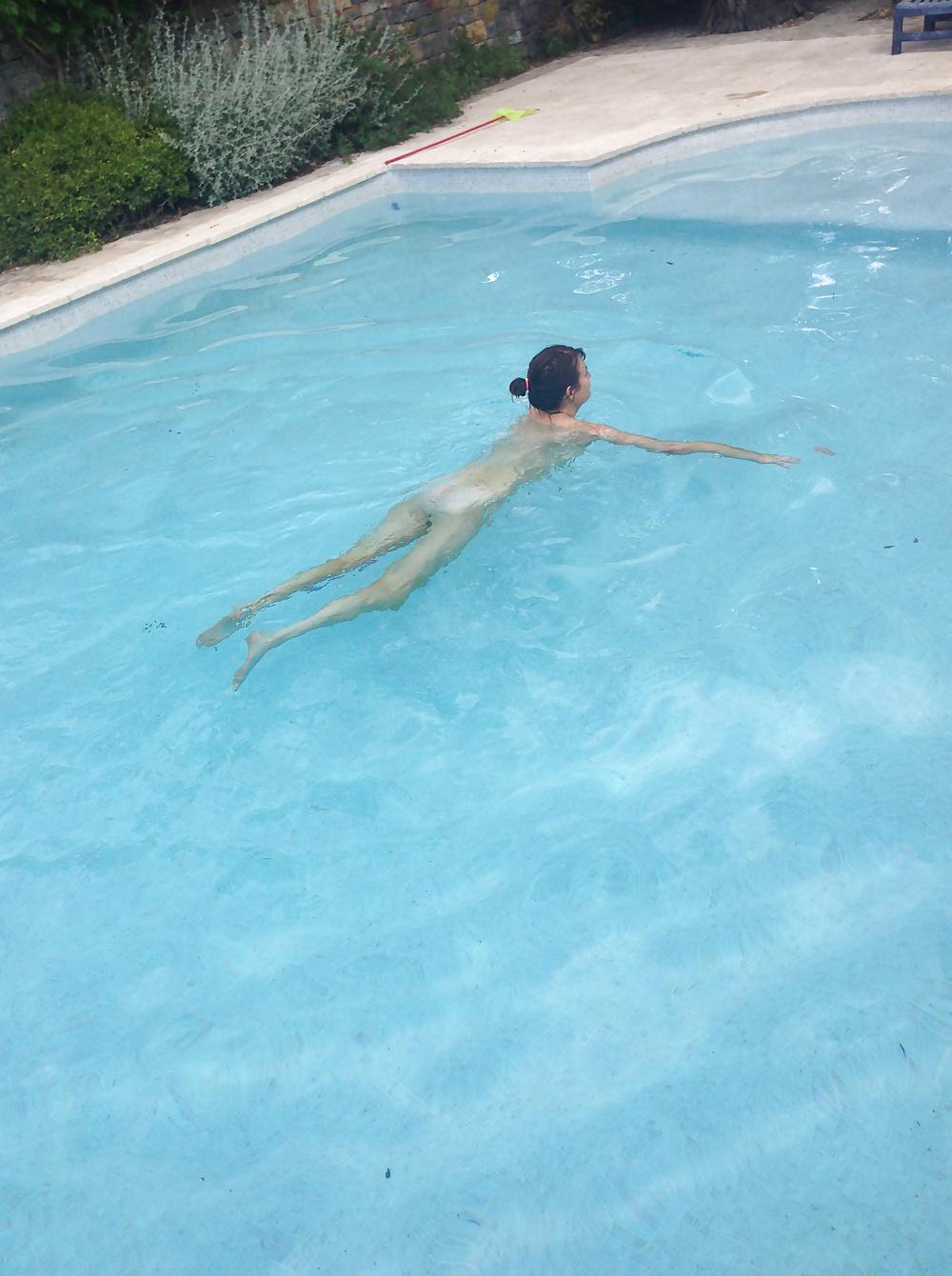 9P Beauty at the swimming pool 02