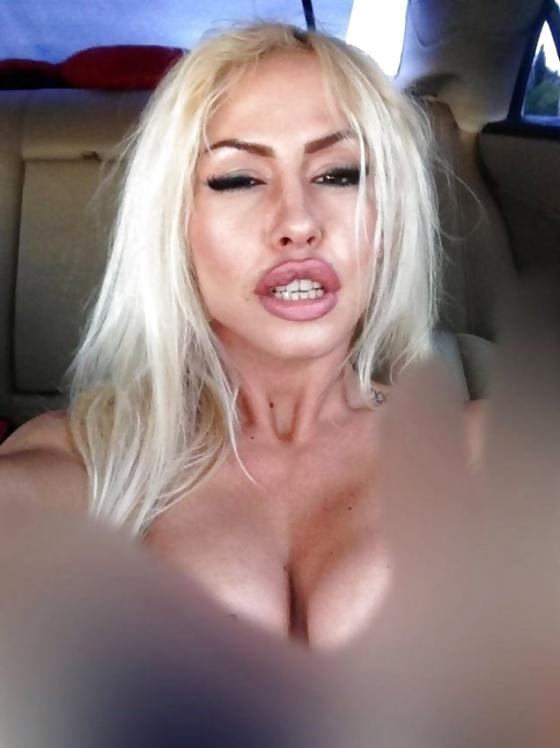 17P Eva Kent selfies
