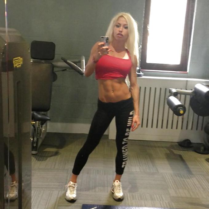 17P Eva Kent selfies