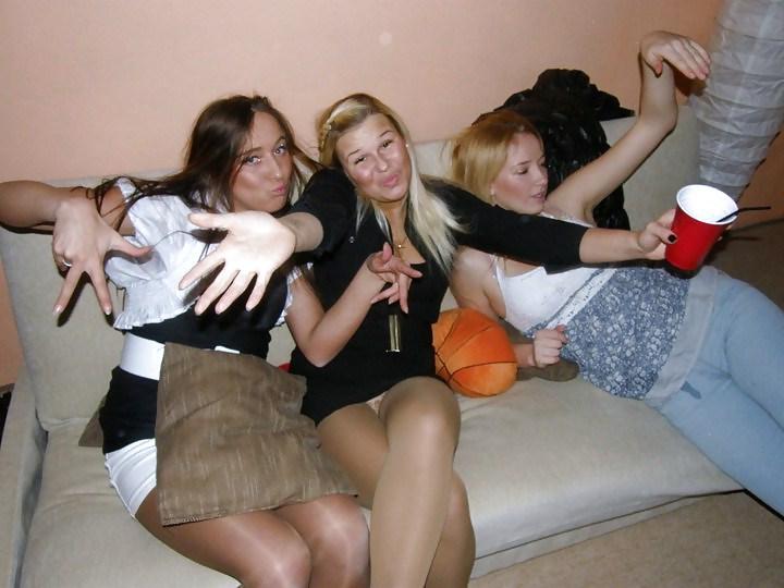 25P Romanian girls in pantyhose