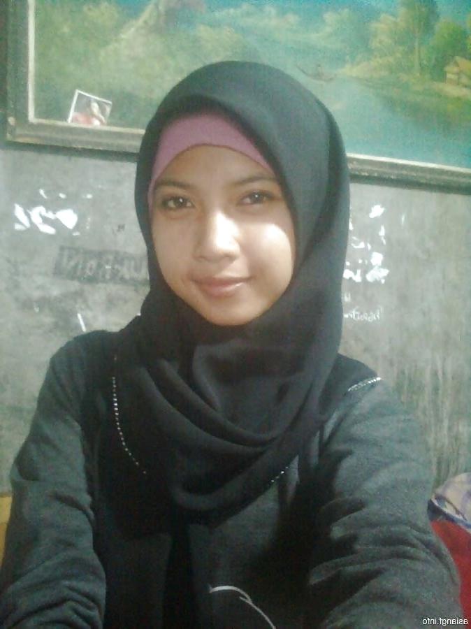 6P Cute Hijab Malay Gal Shows Off Her Petite Body