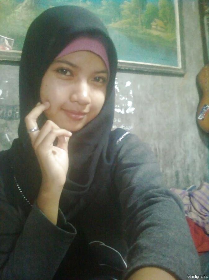 6P Cute Hijab Malay Gal Shows Off Her Petite Body