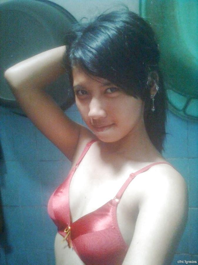 6P Cute Hijab Malay Gal Shows Off Her Petite Body