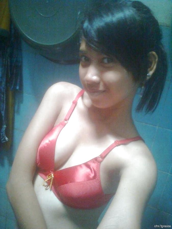 6P Cute Hijab Malay Gal Shows Off Her Petite Body