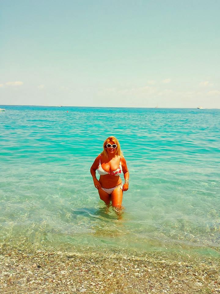25P Busty Milf on Holiday