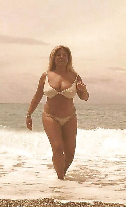25P Busty Milf on Holiday