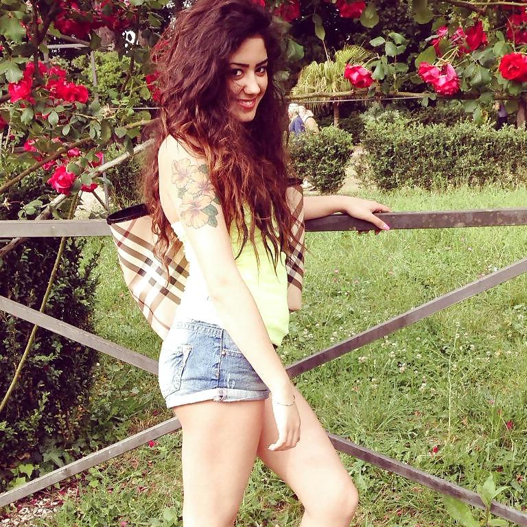 25P Nadia 20 ans l'arabe a sperme