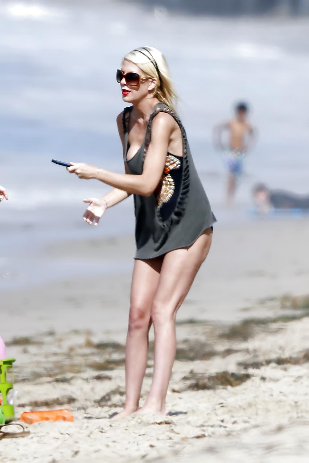 18P Tori Spelling sexy in swimsuit
