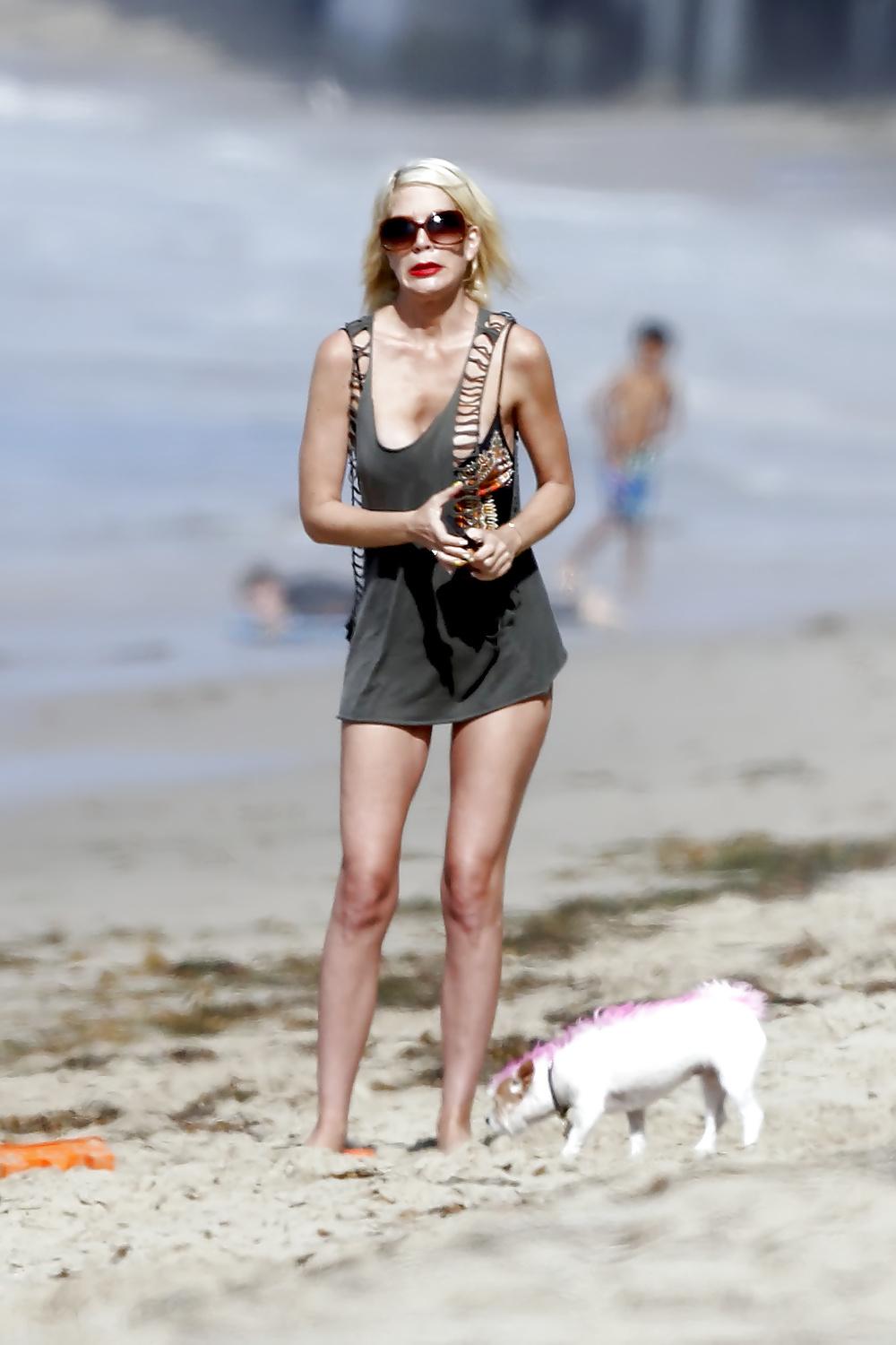 18P Tori Spelling sexy in swimsuit