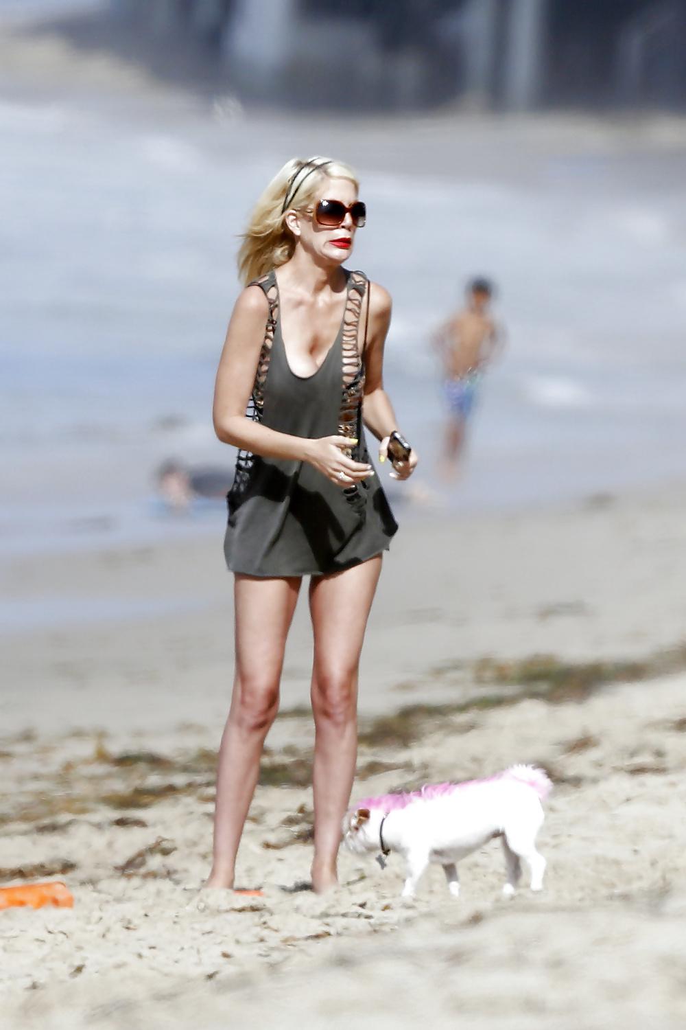 18P Tori Spelling sexy in swimsuit