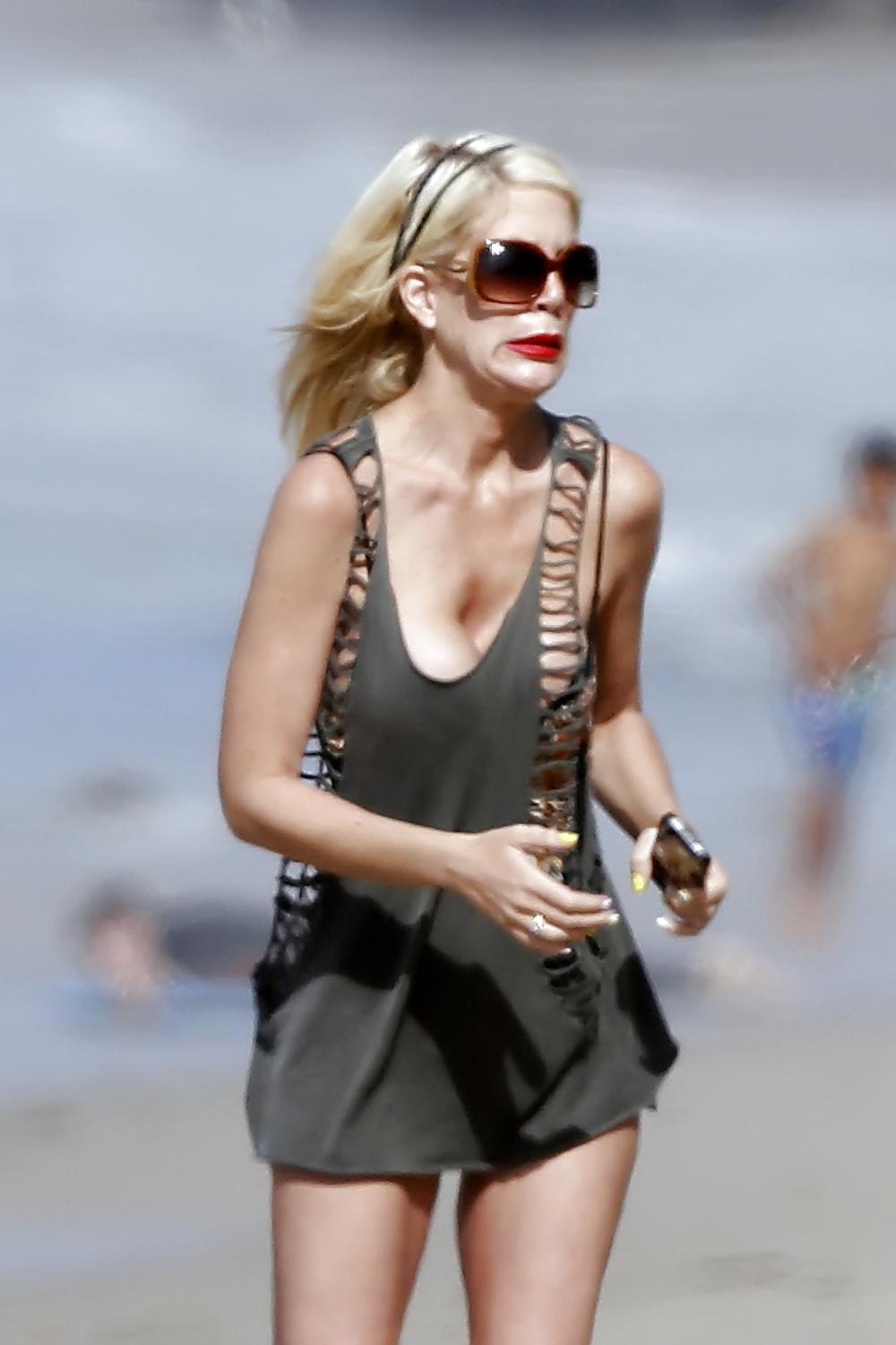 18P Tori Spelling sexy in swimsuit