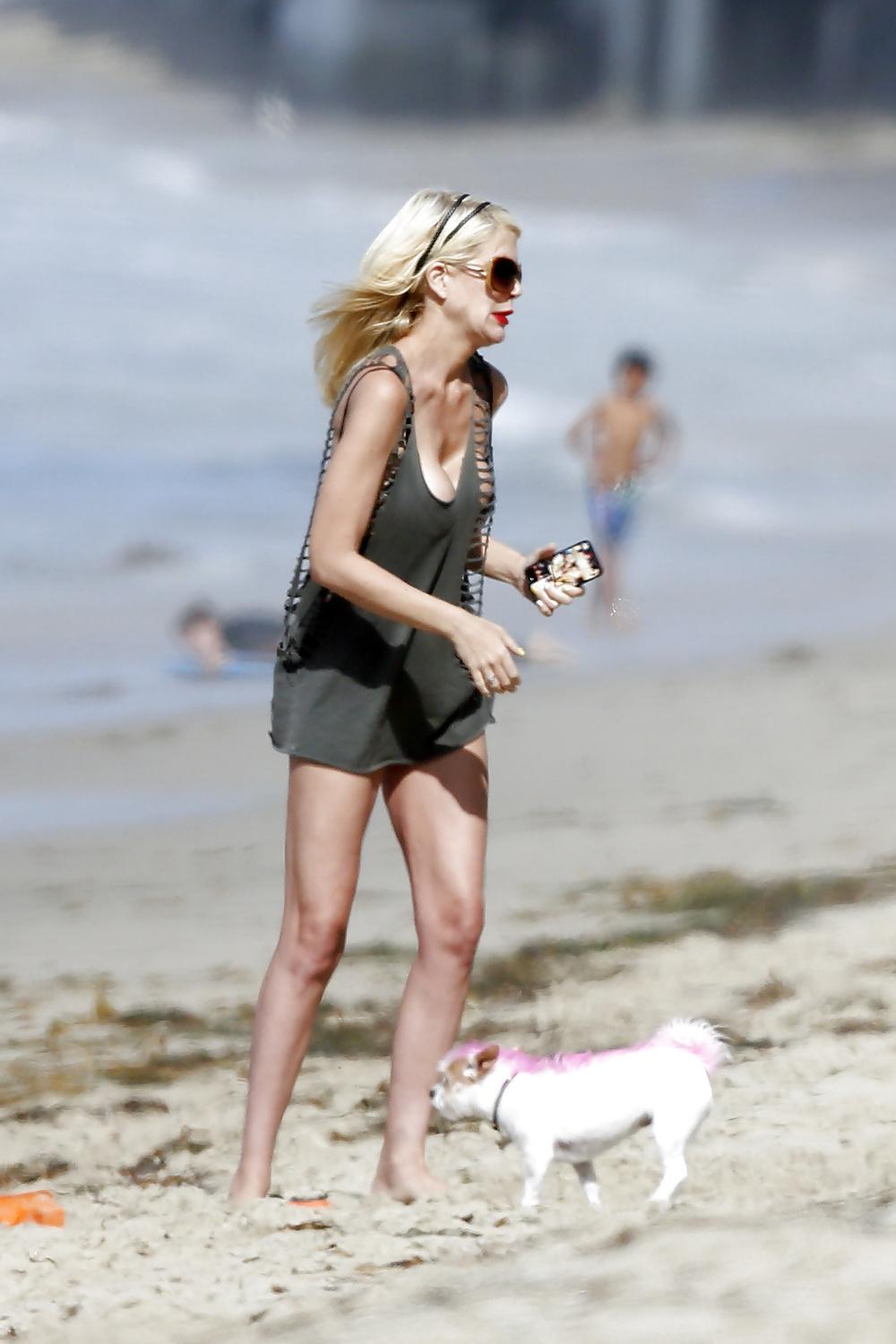 18P Tori Spelling sexy in swimsuit