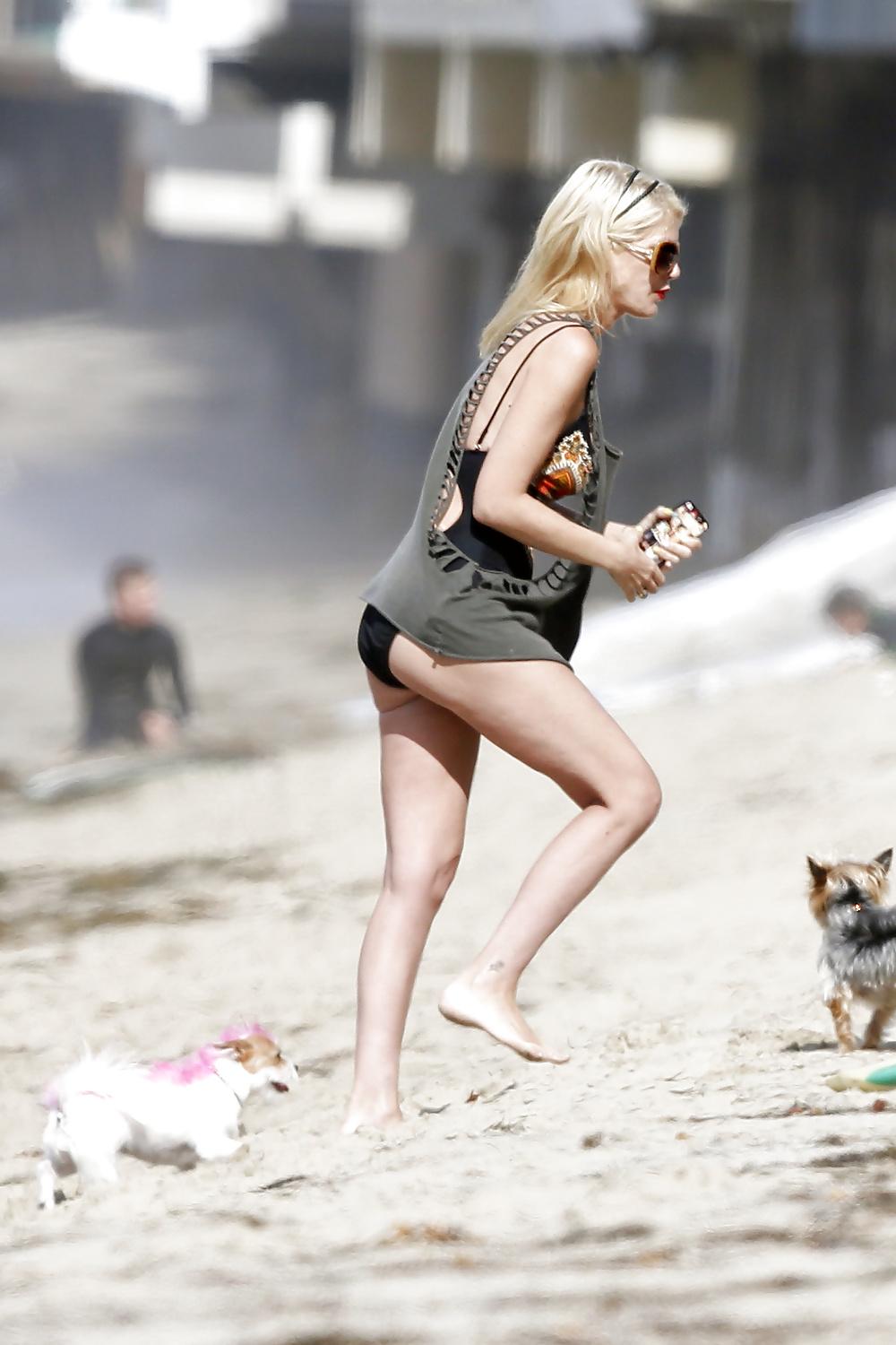 18P Tori Spelling sexy in swimsuit
