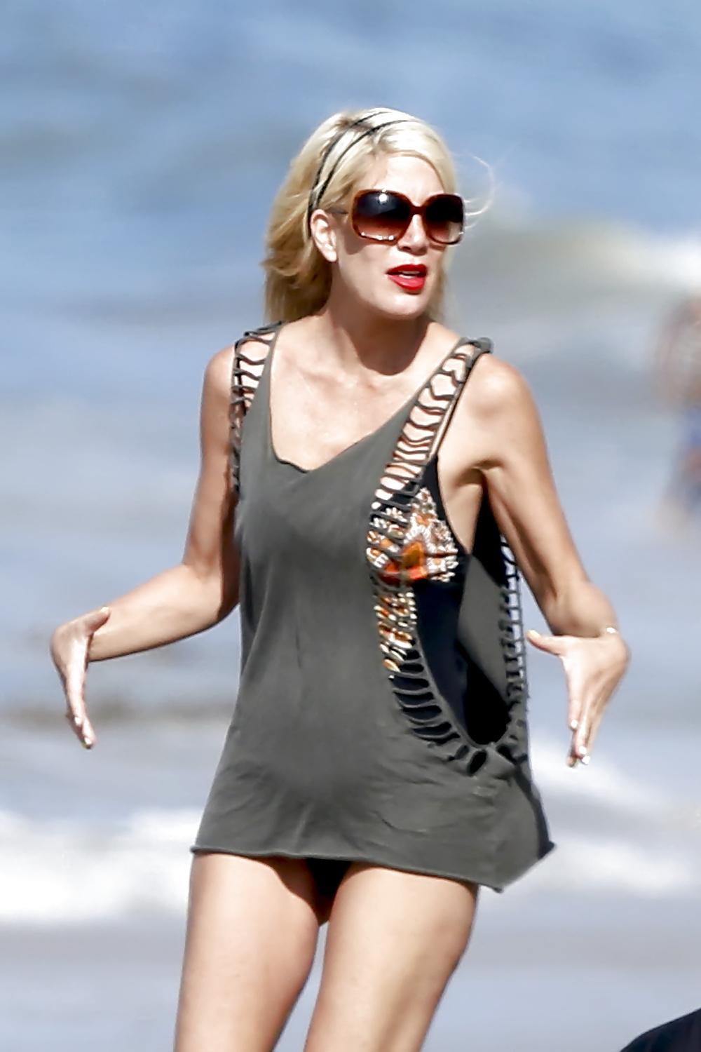 18P Tori Spelling sexy in swimsuit