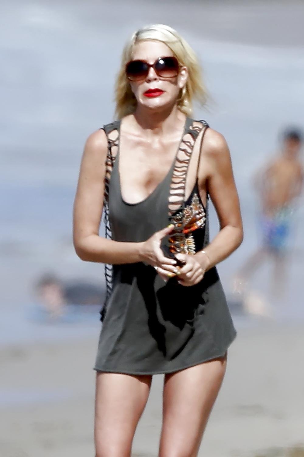 18P Tori Spelling sexy in swimsuit