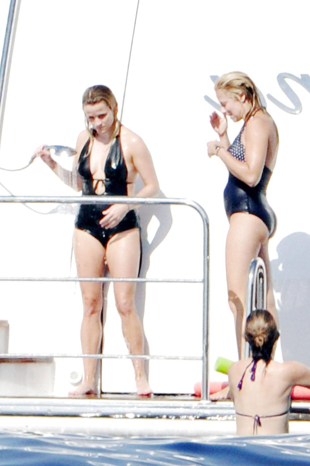 25P Reese Witherspoon - wearing a swimsuit