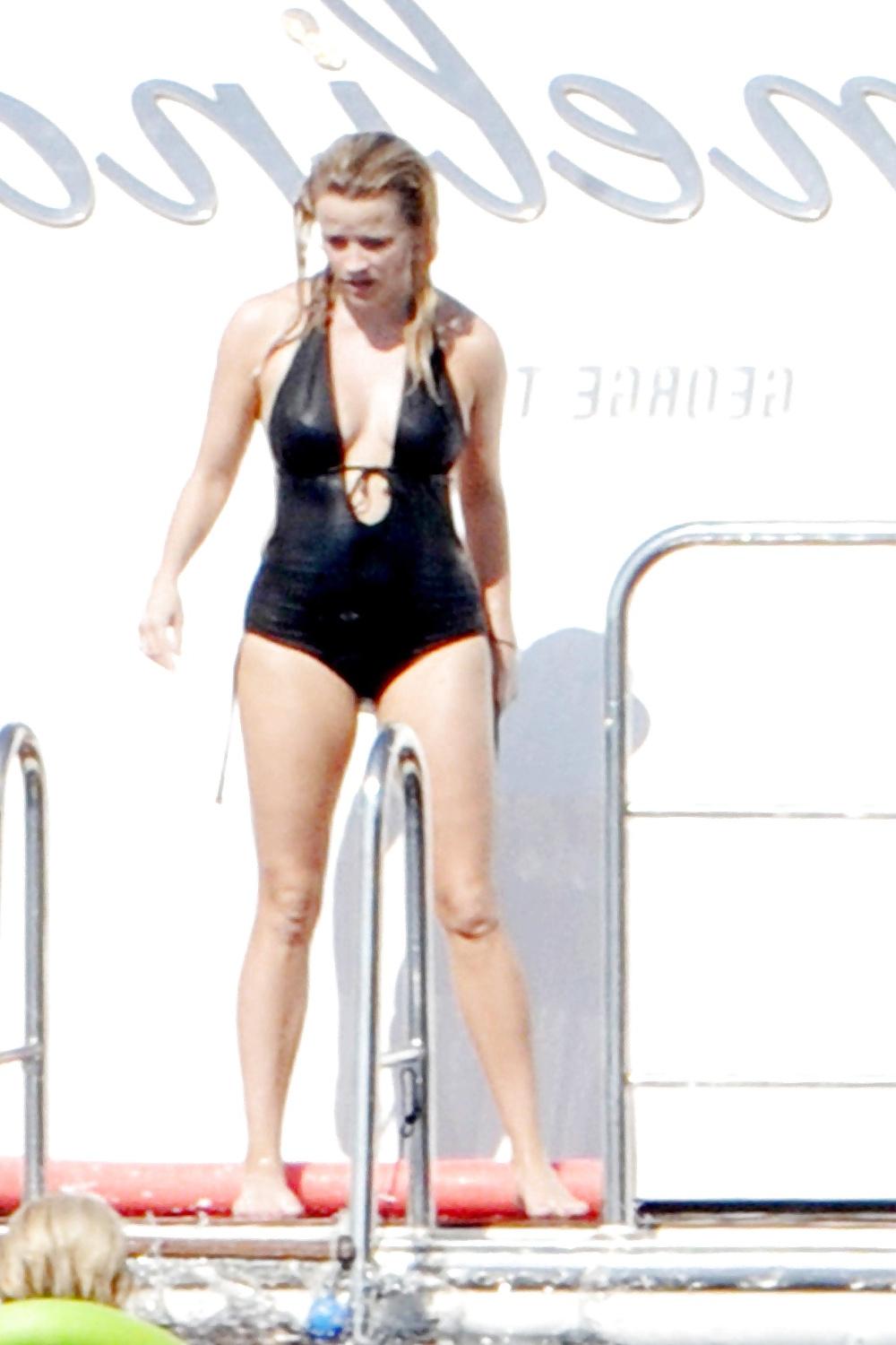 25P Reese Witherspoon - wearing a swimsuit