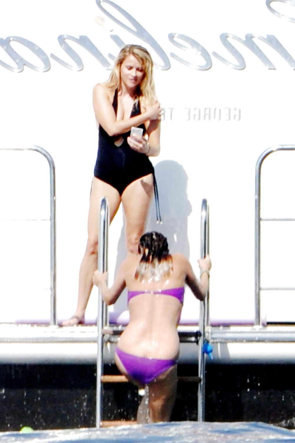 25P Reese Witherspoon - wearing a swimsuit