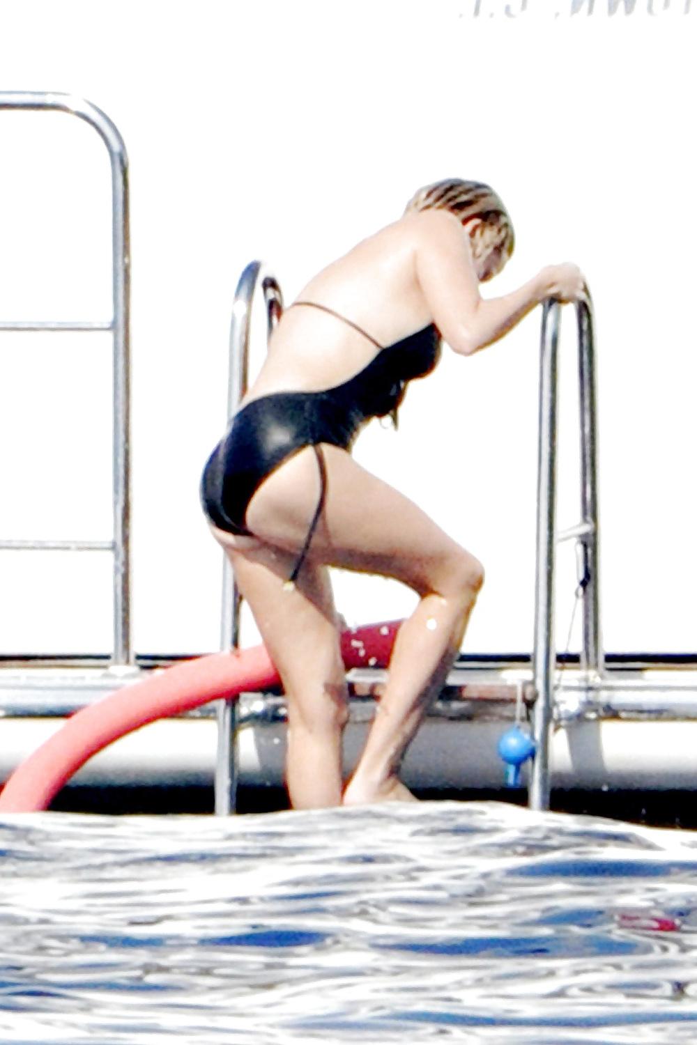 25P Reese Witherspoon - wearing a swimsuit