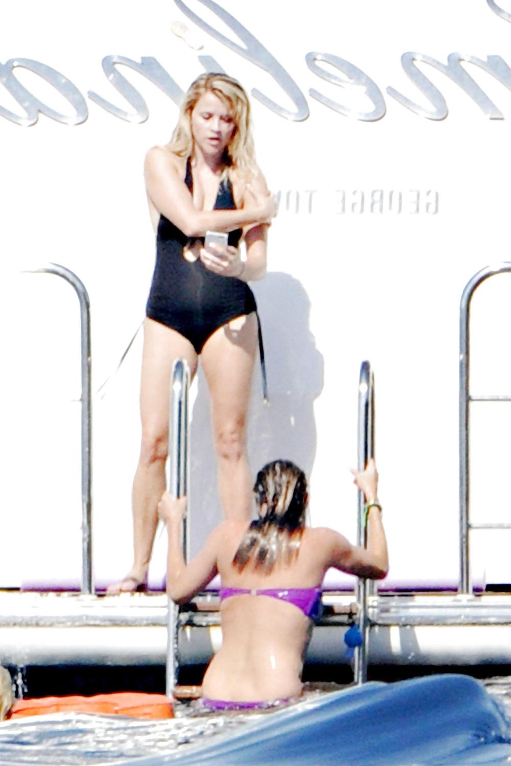 25P Reese Witherspoon - wearing a swimsuit