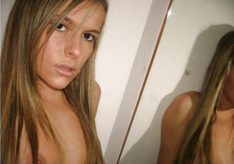 25P Beautiful Busty Teen Selfies 